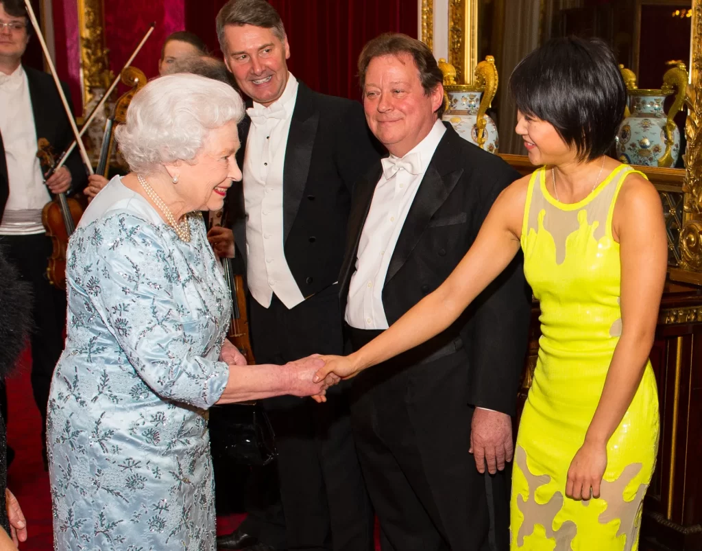 Yuja Wang greeting Queen Elizabeth II 