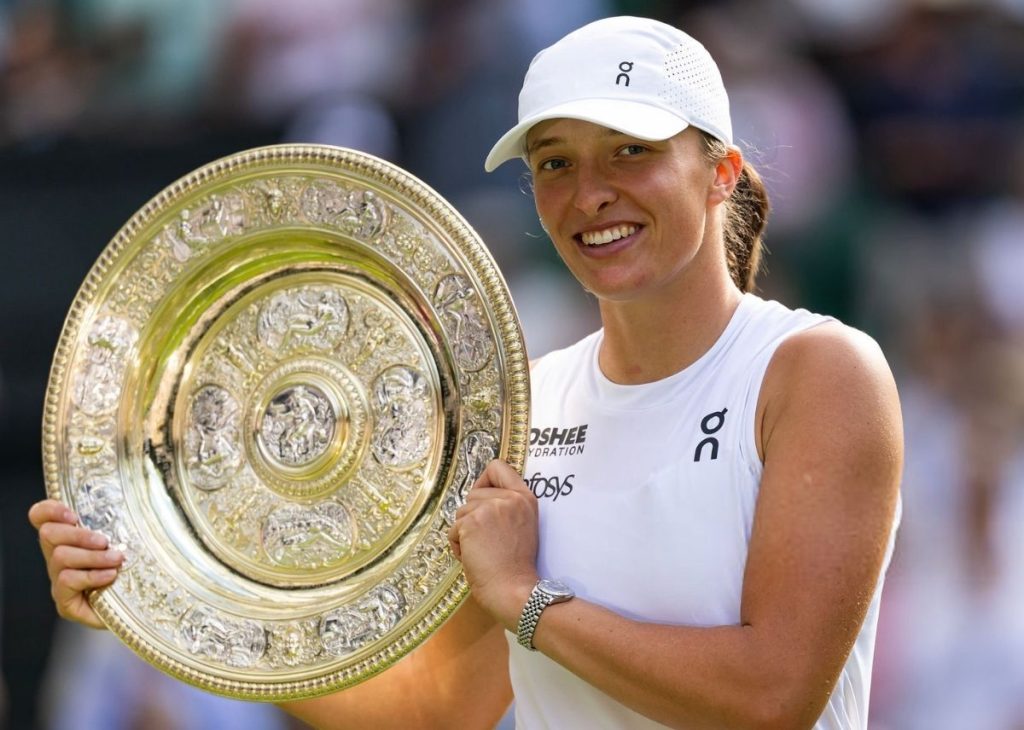 Iga Swiatek celebrates with the Venus Rosewater Dish in the final of the ladies’ singles of The Championships Wimbledon 2025