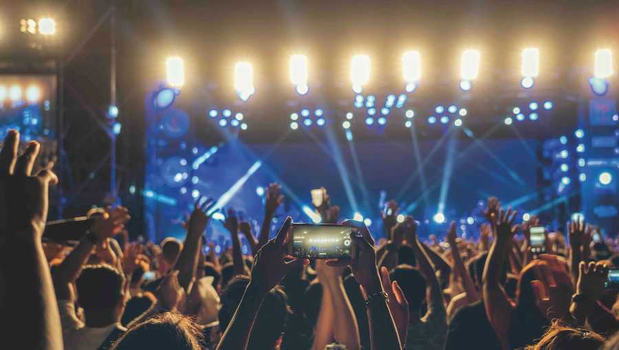 concierto-de-la-mano-de-un-club-de-fans-de-musica-usando-un-telefono-celular-para-grabar-video-o-transmision-en-vivo
