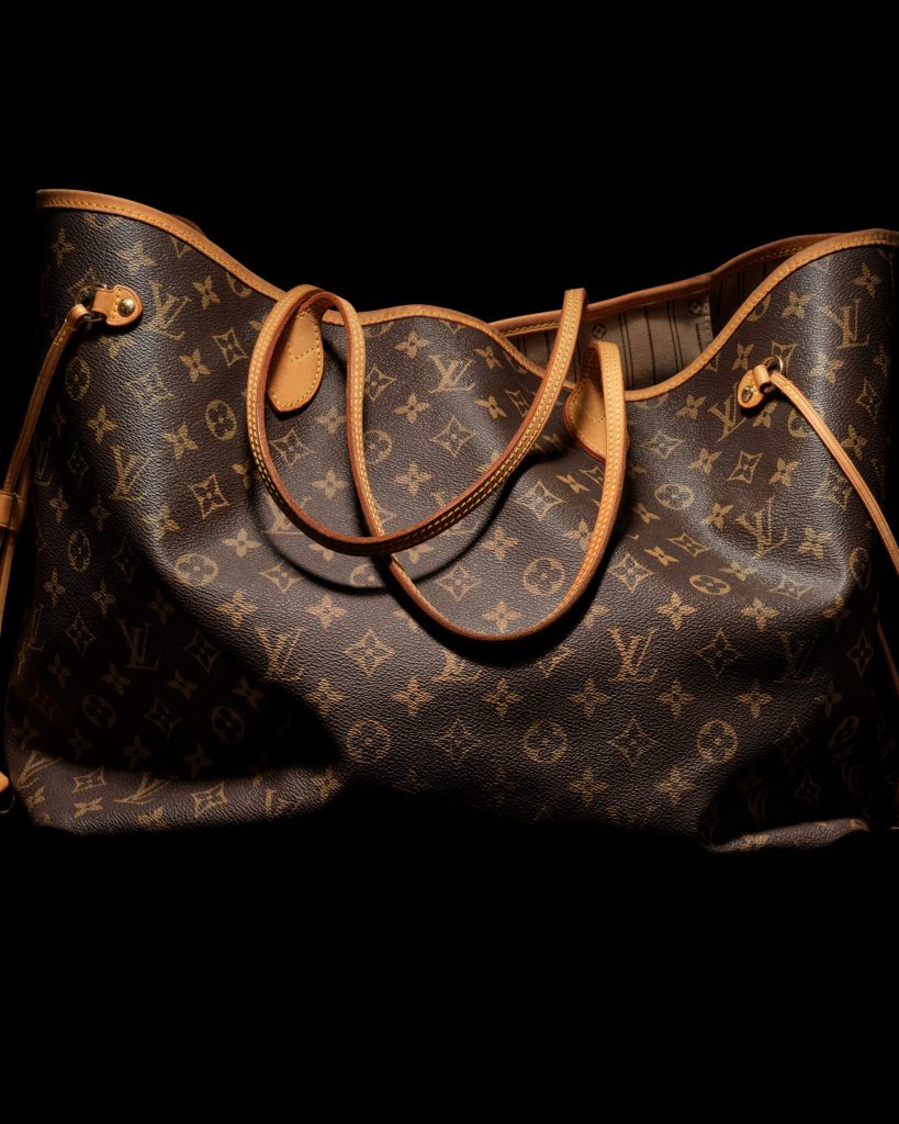 Le Neverfull – Since 2007, a symbol of versatility and contemporary luxury with exceptional durability.